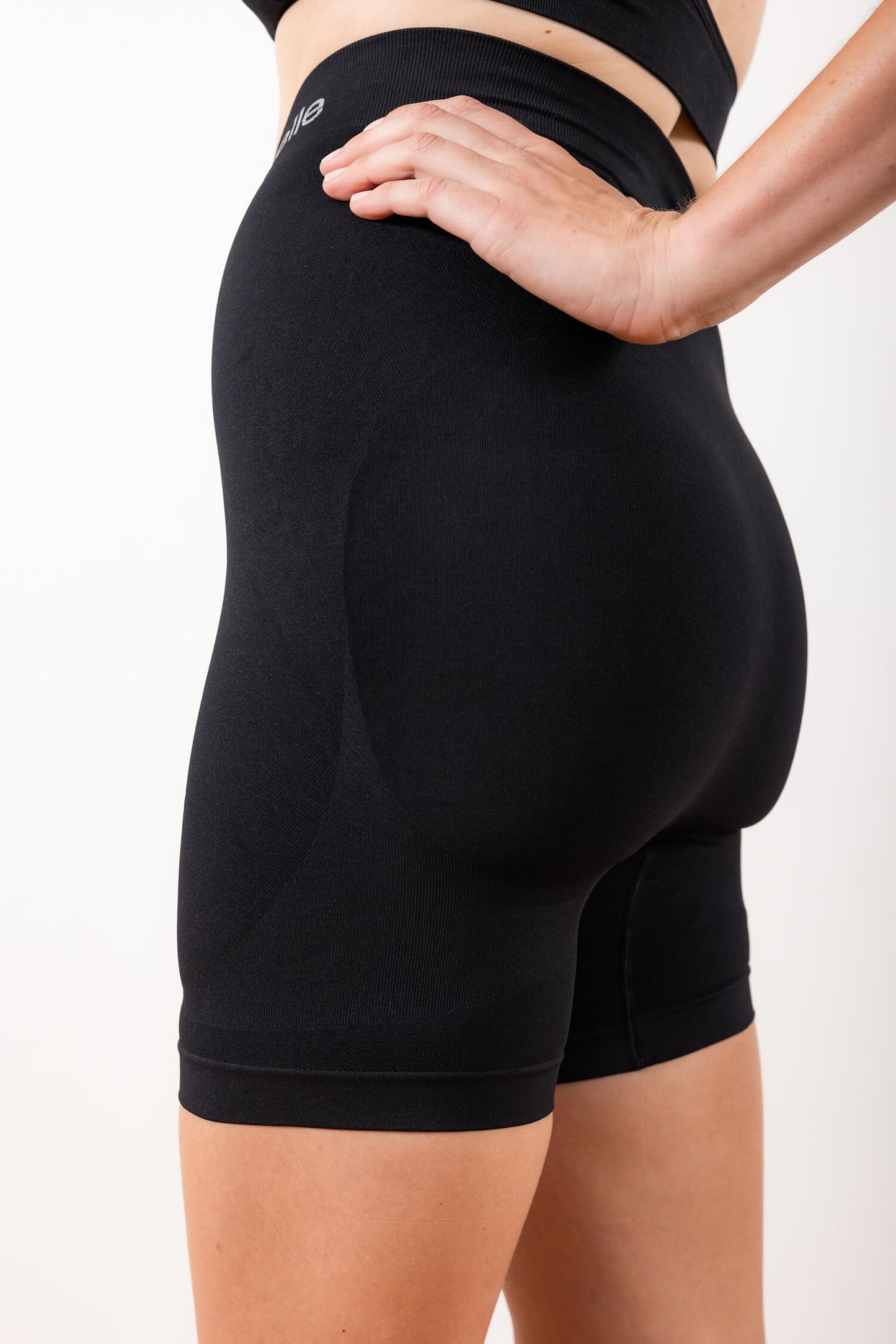 Celle-Short-Side-Close-Black